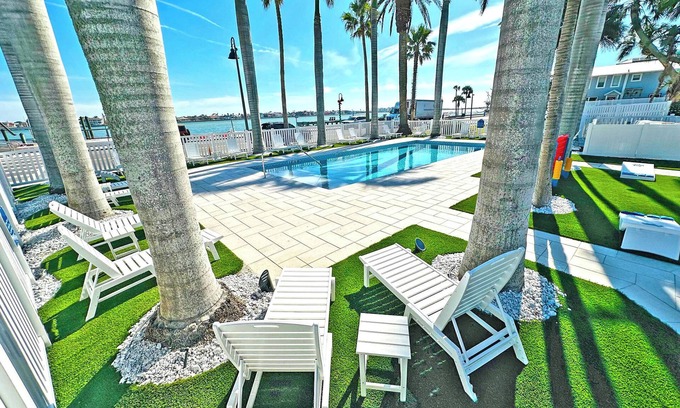 Pass-a-Grille Historic District Apartment | La Tortuga Historic Downtown Pass A Grille St Pete Beach 3