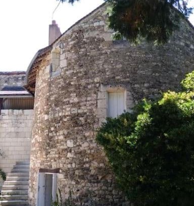 Cheneche House | La tour du logis, gîte 4 * à 15 min du Futuroscope