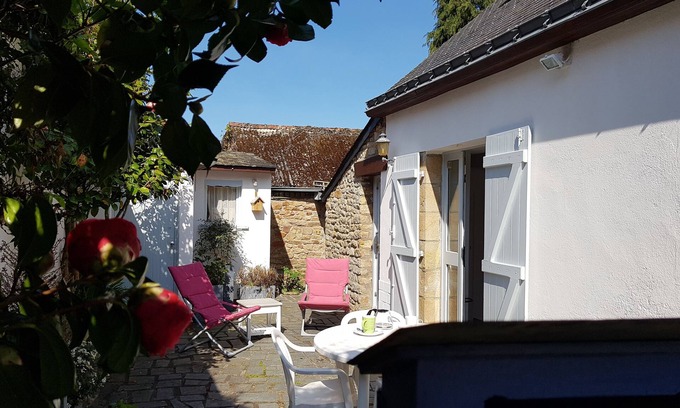 Arradon House | La Traversière enclosed outdoor area, beach 600m, shops 100m,wifi