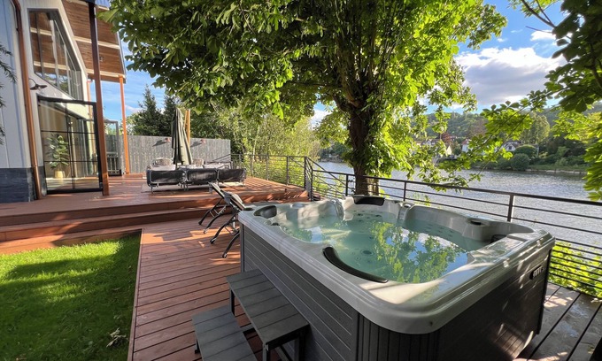 Grand Paris Seine et Oise Villa | La Vie Sage - Luxurious Villa with Jacuzzi and Sauna, LA VIE SAGE Maison de Luxe au bord de Seine av
