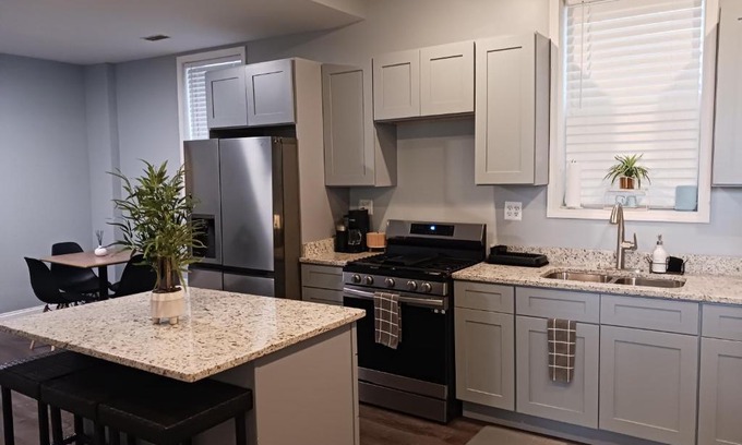 Little Village Apartment | La Villita - Gateway to Chicago