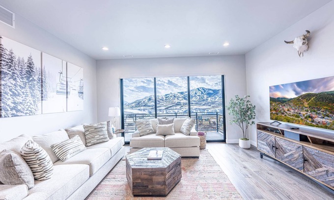 Hideout Condo | *Labor Day Sale* Free Activities with every Stay—Book Now, Travel Anytime Through December 17th!