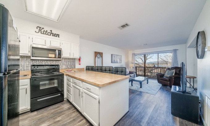 Lake Hamilton Condo | Labor Day Special! South Shore 1 bdrm! Gameroom, Mini-Golf, Pickleball, 2 Pools!