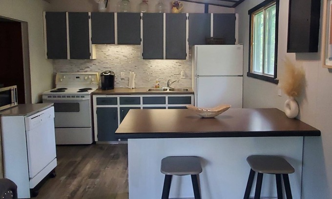 Lac du Bonnet Cabin | LAC DU BONNET COTTAGE FOR RENT - NEWLY RENOVATED!