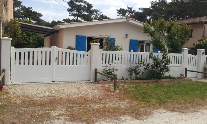 Lacanau-Ocean House | Lacanau-Océan 300m from the ocean, calm, detached house with blue shutters