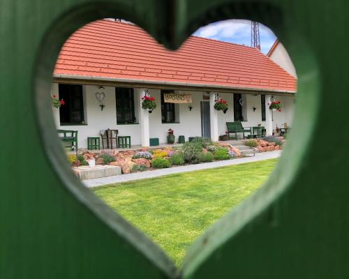 Csolnok House | Ladislaus Schnaps-Haus Falusi Vendégház