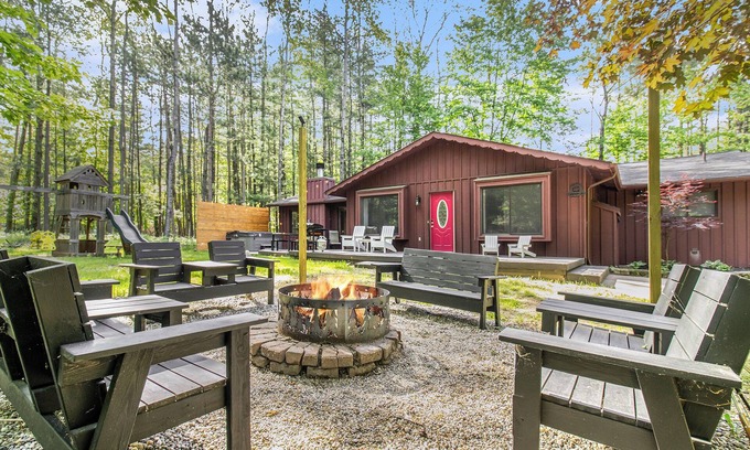 Canadian Lakes Cottage | Lake Access Cabin with HotTub, Firepit and Indoor Pool Access