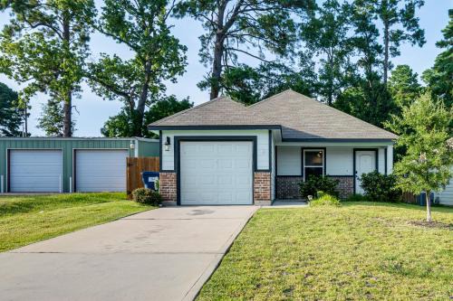 Willis House | Lake Conroe Home with Yard Half-Mi to Boating!