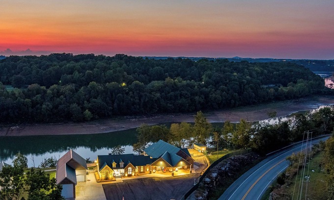 Burnside House | LAKE CUMBERLAND KY Lakefront Home