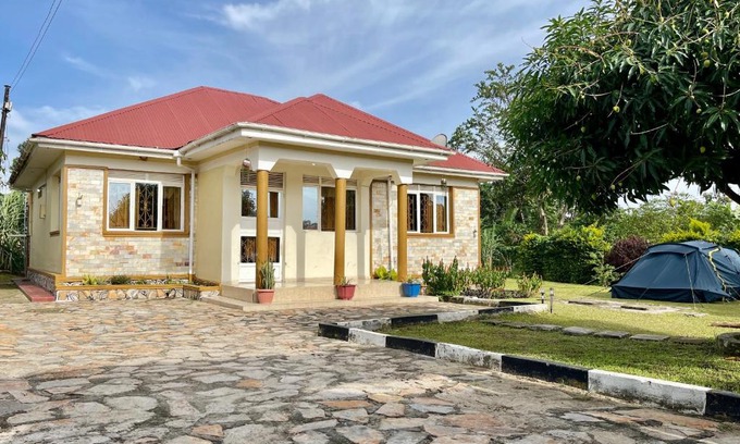 Rubirizi House | Lake District Homestay