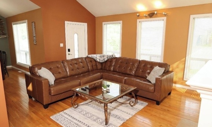 Winnipeg Beach House | Lake Escape 1-minute walk to beach/Main st