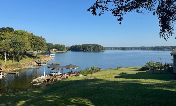 Ridgeway House | Lake Front 6 Bedroom Home on Beautiful Lake Wateree.