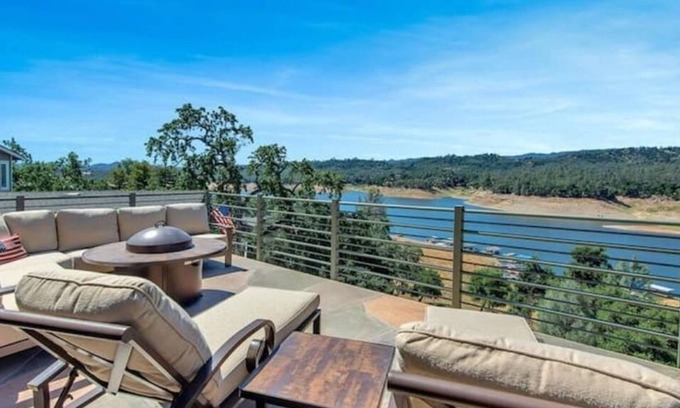 Oak Shores House | Lake Front at the Dragon w/Dock