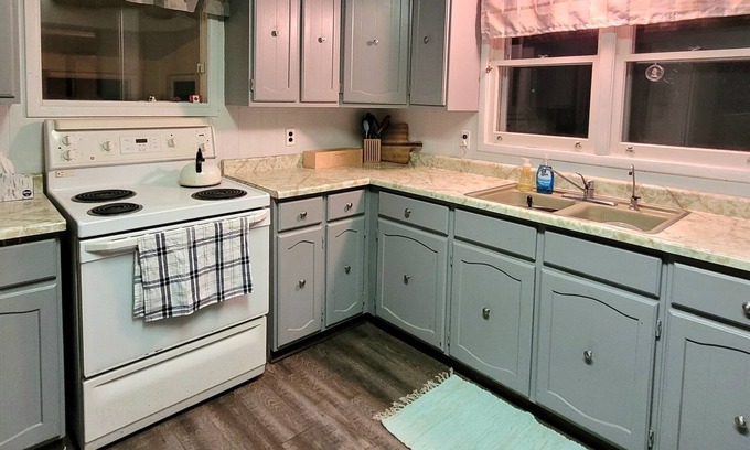 Victoria Road Cottage | Lake front cottage. Located in Kawartha Lakes. Close to all amenities.