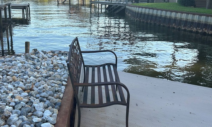 Tool House | Lake Front Cozy Cottage - PRIVATE DOCK - KAYAKS INCLUDED! LATE SUNDAY CHECKOUT