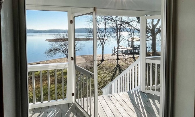 Vincent House | LAKE FRONT HOME! Sleeps 12. Bonus room with bunks, ping pong and playstation.
