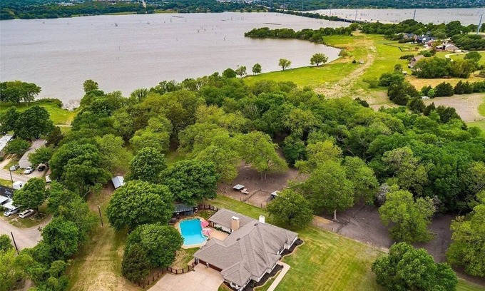 Rowlett House | Lake Front Villa with Pool, Spa, 4 Bedroom and 3 Bath
