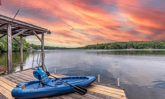 Bracey House | Lake Gaston Duo Kayaks and Dock Duplex 4000+ sq ft