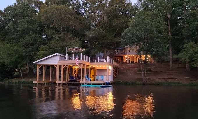Bracey House | Lake Gaston Getaway