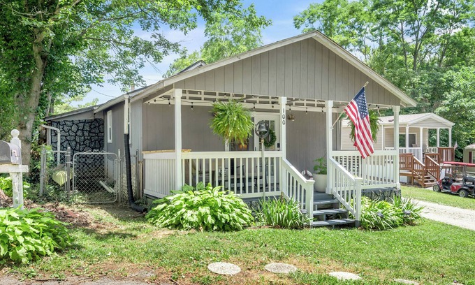 Harrodsburg Cottage | Lake Getaway at Lake Herrington with Golf Cart