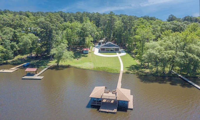 Gladewater House | Lake Gladewater lake house - come relax ,watch the sunset or jump off the dock.