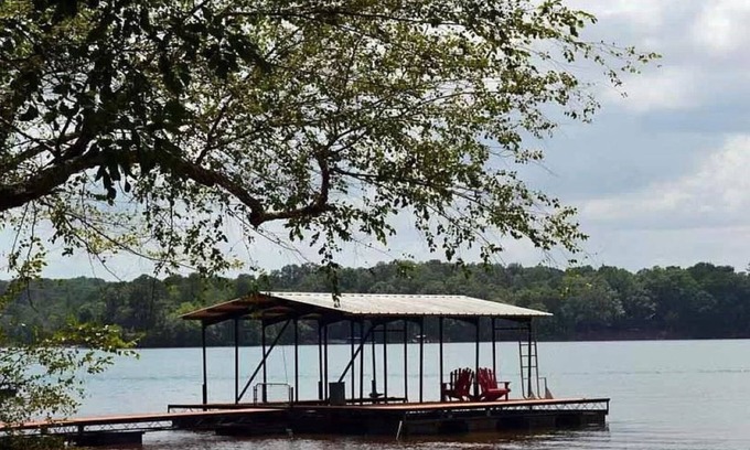 Fair Play House | Lake Hartwell Covered Dock & Sunset Beach 3BD, 1BA