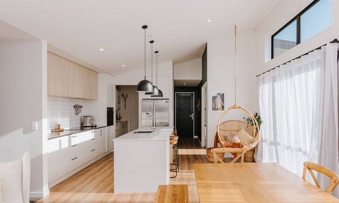 Lake Hawea House | Lake Hawea Paradise with Spa - sleeps two families.