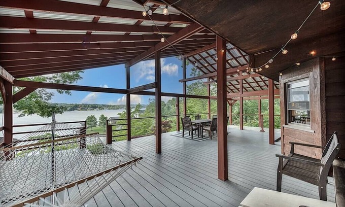 Hickory House | Lake Hickory Trio 2BR Green Unit
