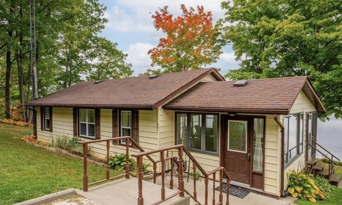 Centre Hastings Cottage | Lake house close to OFSC Trails