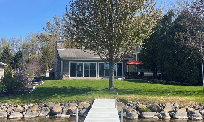 Hartford House | Lake House minutes to Erin Hills Golf Course, Holy Hill and Ice Age Trail