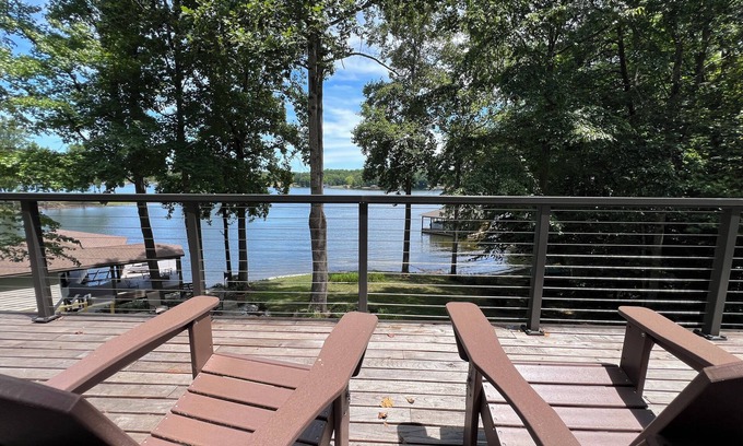 Leasburg House | Lake House Retreat with beautiful views & WiFi