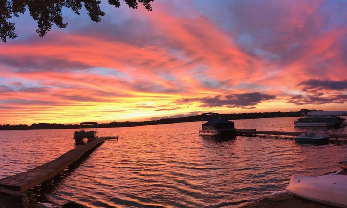 Delton House | Lake House with Sandy Beach and Amazing Sunsets