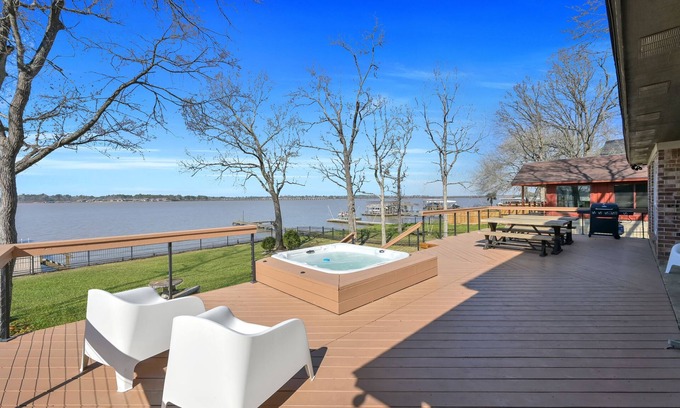 Indian Shores House | Lake Houston sunset and skyline views. Two primary suites downstairs.