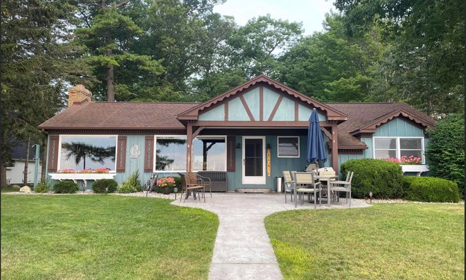 Au Gres House | Lake Huron Lake House - Sleeps 10