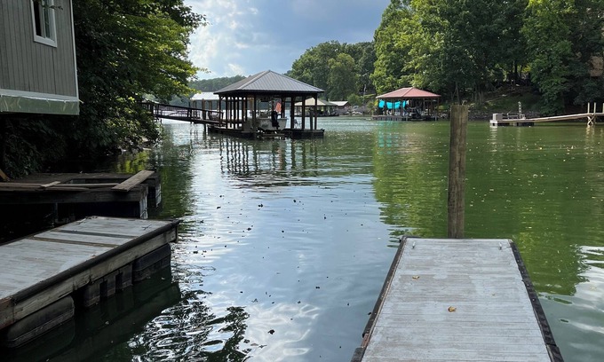 Troutman House | Lake Living's best! n"Chillax" with 3brm, 2 Kings and 2-XL twins, 2 bath