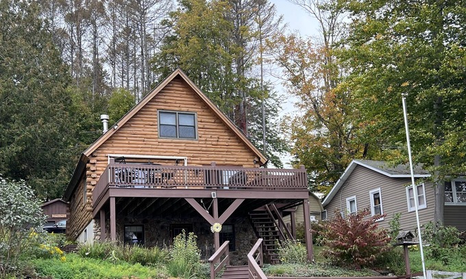 Hamilton House | Lake Moraine Log Cabin near Colgate University