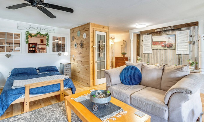 Barton Apartment | Lake & Mtn Views: Vermont Couple's Retreat!