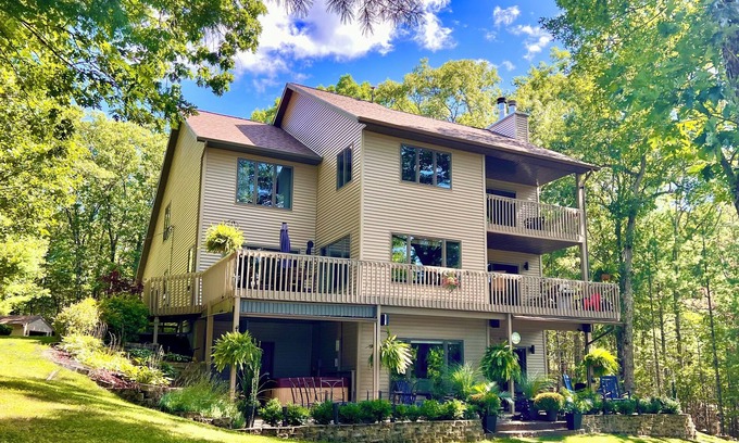Baldwin House | Lake Retreat with spa & private beach! 😎🏝