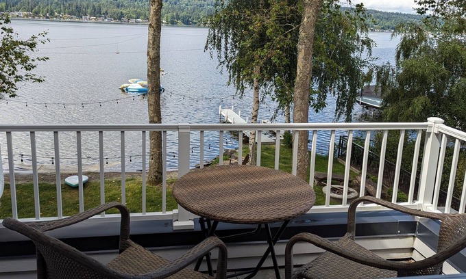 Sammamish Apartment | Lake Sammamish Waterfront 2 BR Apartment