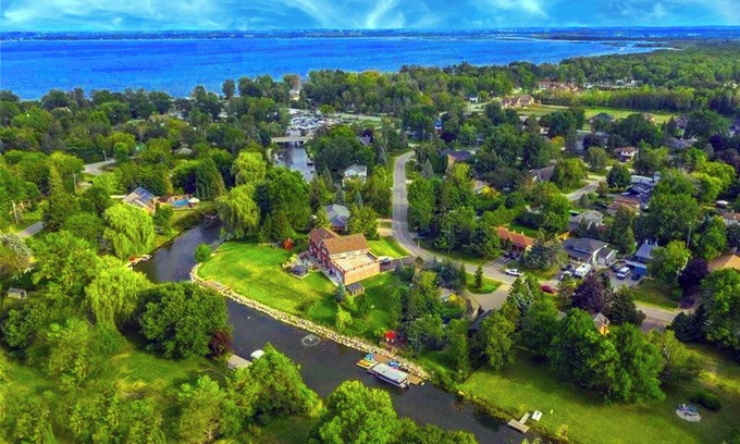 Gilford House | Lake Simcoe Waterfront Villa | Walk to lake · Free canoes · BBQ & firepit
