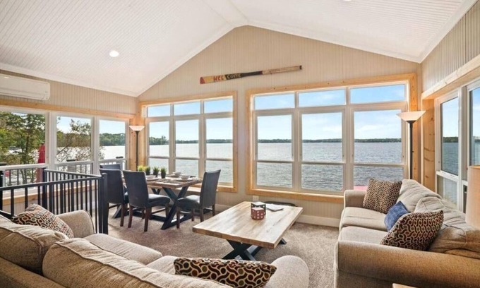 Annandale House | Lake Sylvia Cabin - Stunning Waterfront Views