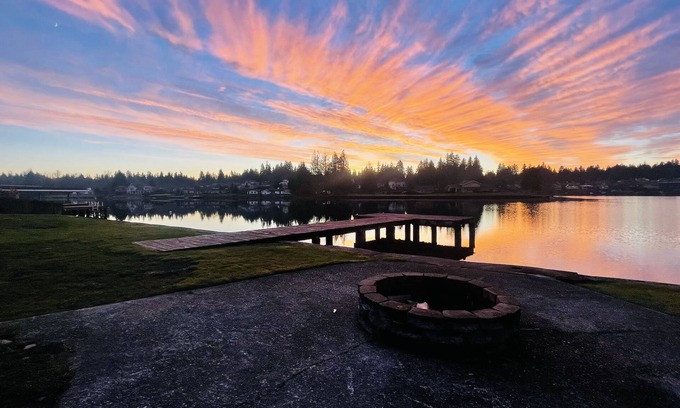 Bonney Lake House | Lake Tapps Dock House on the Bankers Island with Boat Launch