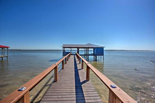 Quinlan House | Lake Tawakoni Access Home with Game Room!