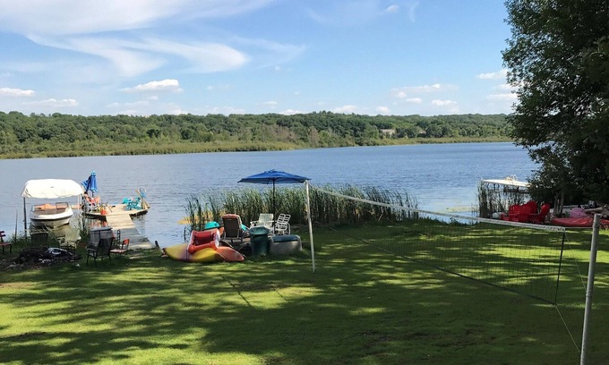 Oconomowoc Cottage | Lake Vacation/Hunters Lake in Dousman,WI, Milwaukee, Delafield, Oconomoc, Wales
