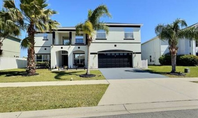 Crescent Lakes House | Lake View · 6BR Villa w/Private Pool