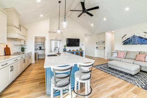 Grand Rivers House | Lake View and Deck Group Getaway in Grand Rivers!