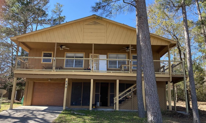 Onalaska House | Lake View and sunrises! New kayak,SUP! pet friendly.