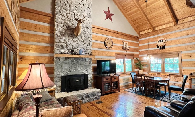 Sloans Valley Cabin | LAKE VIEW- Cozy log cabin close to everything