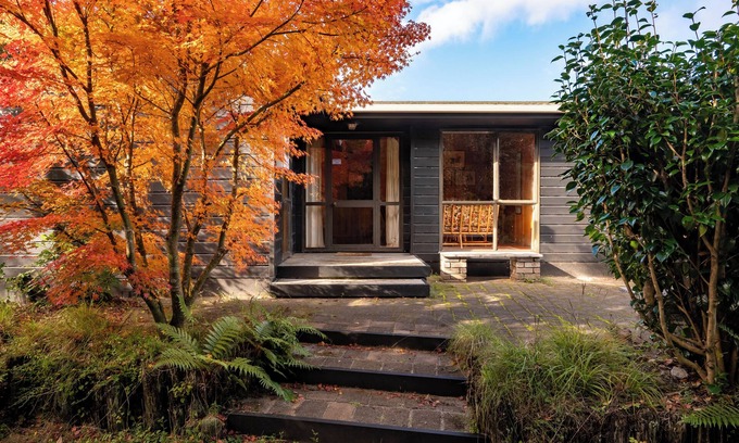 Pukawa House | Lake View Lodge - Taupo Holiday Home