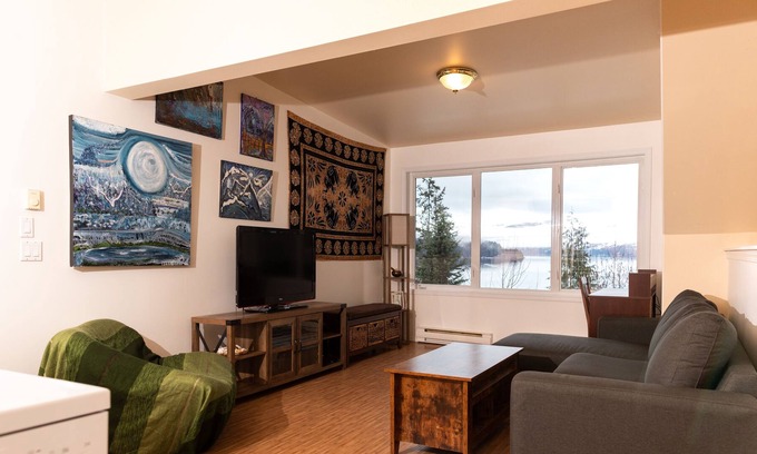 Balfour House | Lake view suite 3 minutes from the beach